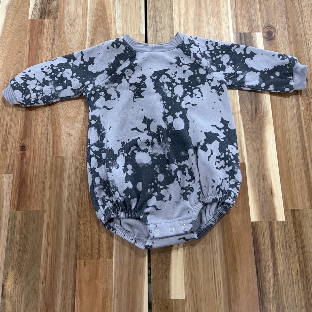 🖤Grayson Mini Splatter Baby Crewneck Onesie Size 0-3m